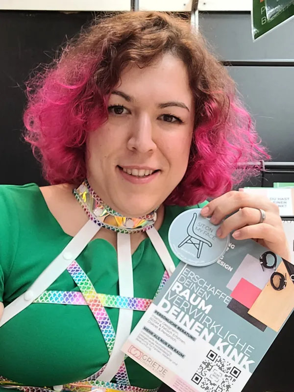 Grietje von Grietje Concept & Design mit Flyer auf der Obscene Messe 2023