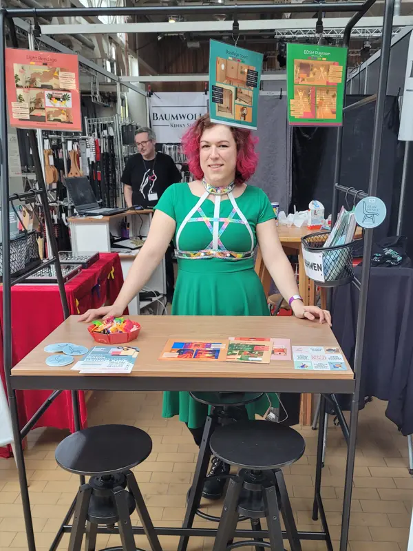 Grietje an ihrem Messestand auf der Obscene 2023, im Hintergrund der BAUMWOLLSEIL-Stand