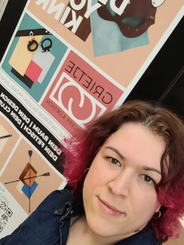 Grietje vor dem Grietje Concept & Design Rollup auf der Obscene Messe 2023