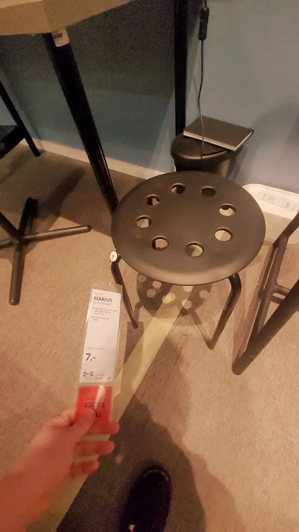 IKEA MARIUS Hocker schwarz mit Preisschild – BDSM Spielzimmer Hack