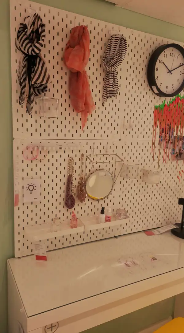 IKEA SKÅDIS Lochplatte als Aufbewahrung im BDSM Spielzimmer