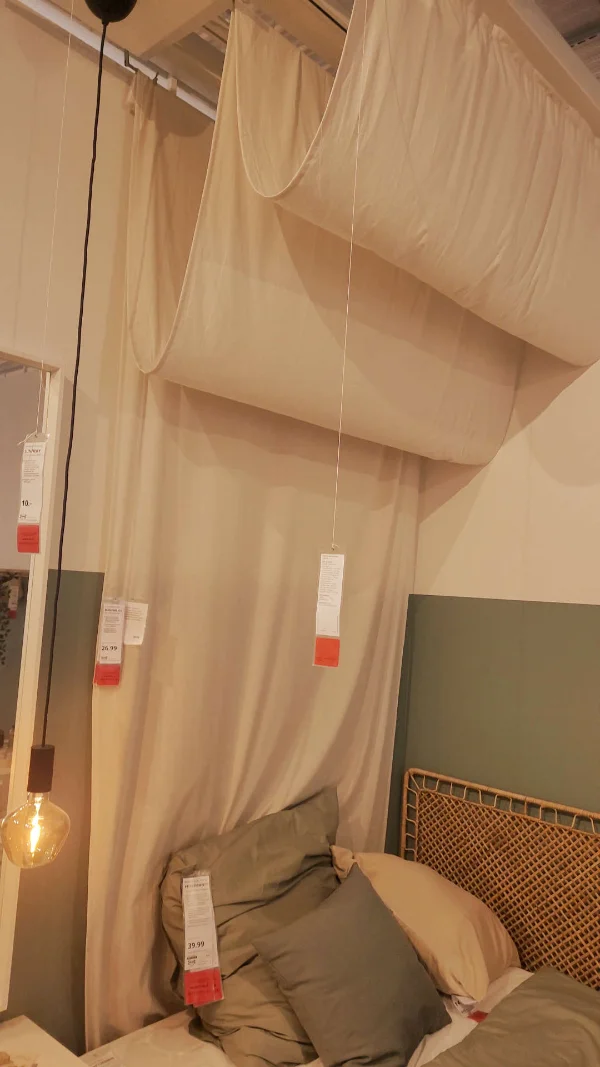 Vorhang als Baldachin im BDSM Spielzimmer – IKEA Hack für Raumtrennung und Atmosphäre