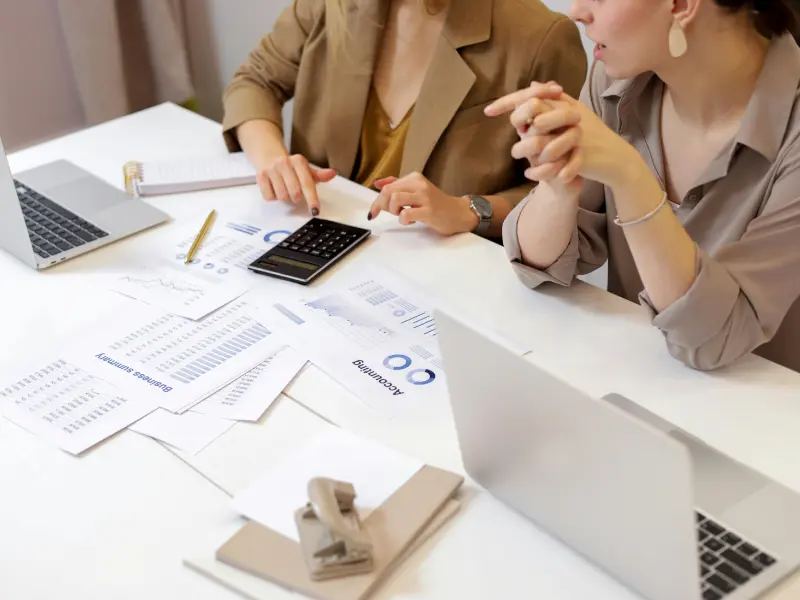 pexels-artempodrez-6779716 Dienstleistungen Unternehmensberatung Vorschriften