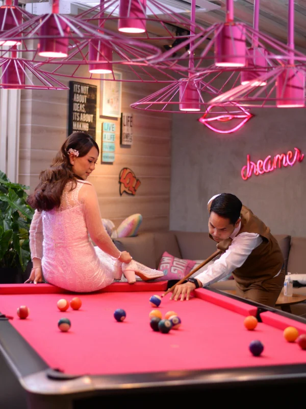 Ein Paar spielt in einem modernen Club Billard – entspannte Atmosphäre, stilvolles Design und ein einladendes Ambiente sind entscheidende Faktoren für den Erfolg, wenn du einen Swingerclub kaufen möchtest.