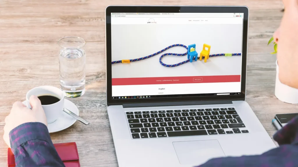 Person arbeitet am Laptop mit Affiliate-Website – Symbolbild für digitales Marketing in der Erotikbranche