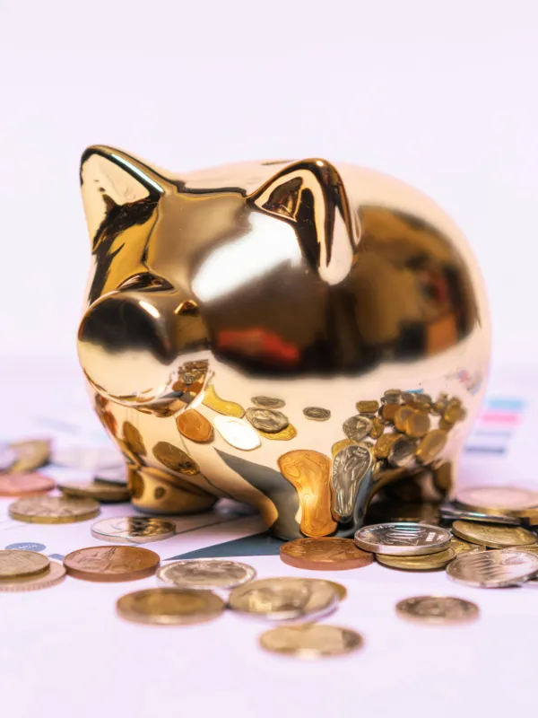 Goldenes Sparschwein mit Münzen als Symbol für passives Einkommen