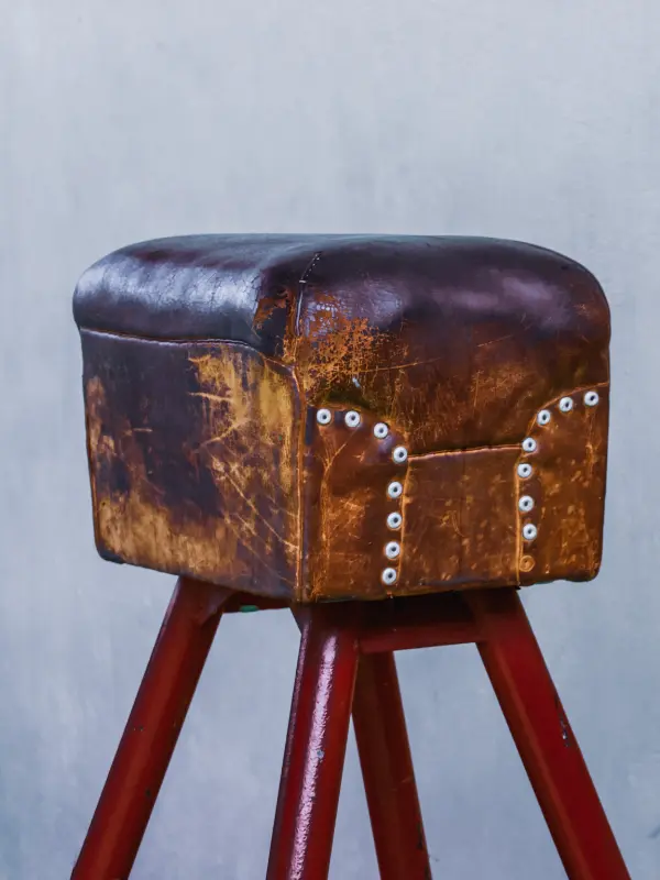 Ein robuster Lederbock mit Nieten und Patina – perfekt als BDSM-Pranger oder Fesselmöbel.