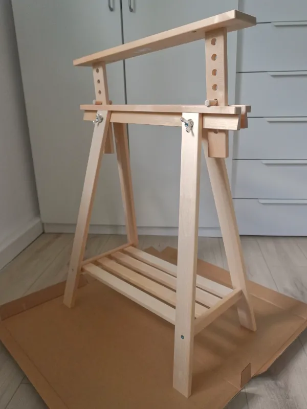 Der vollständig montierte Mittback Tischbock aus Holz – Ausgangspunkt für den Umbau zum BDSM-Spanking-Bock