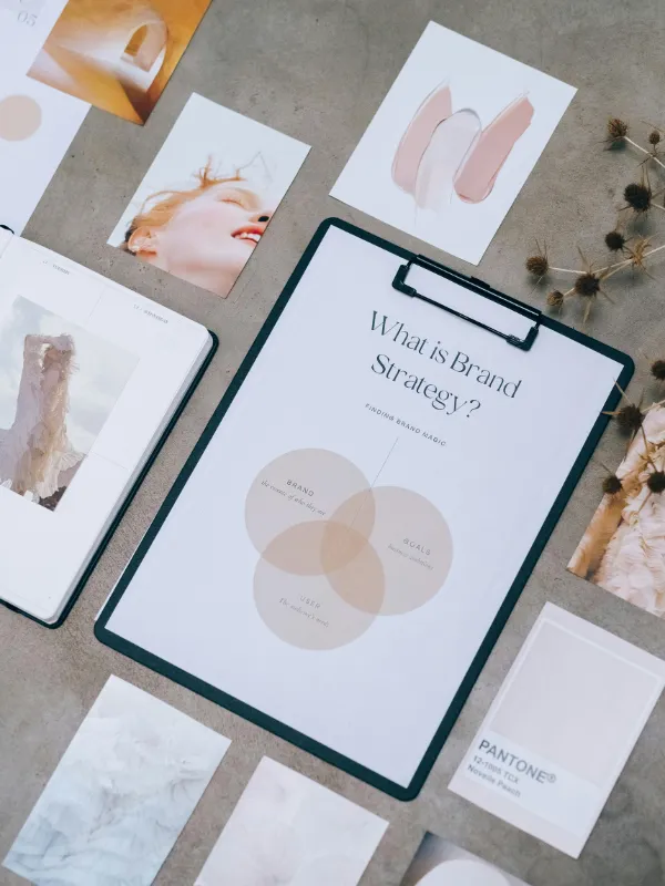Ästhetisch gestaltetes Moodboard mit Markenstrategie-Elementen, Pantone-Karten und Designinspirationen