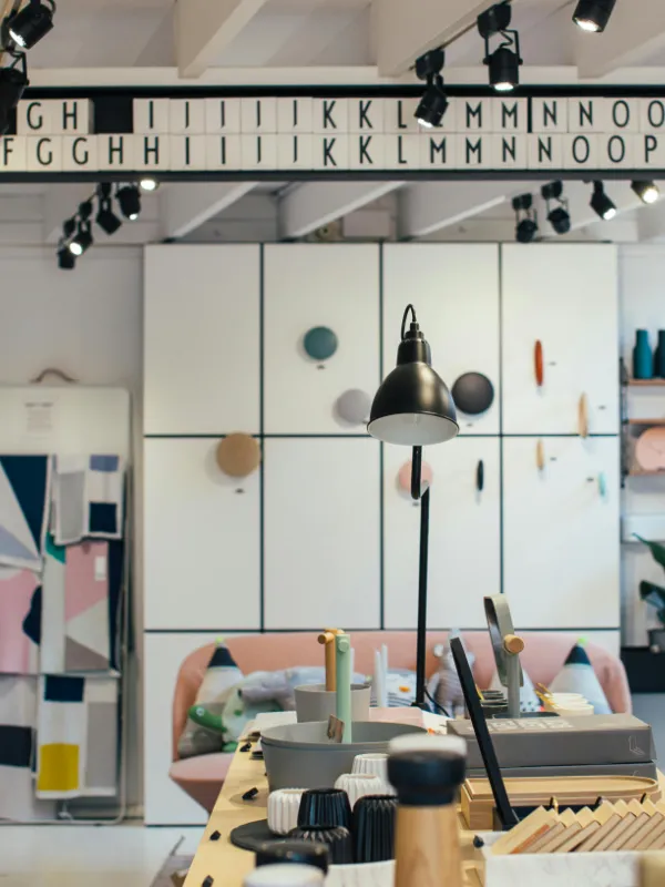 Innenansicht eines modernen, hell eingerichteten Concept Stores mit Designprodukten