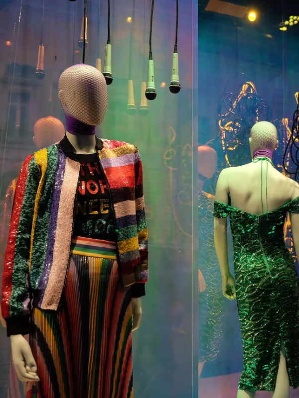 Bunt inszeniertes Schaufenster mit stylischen Schaufensterpuppen in auffälliger Kleidung