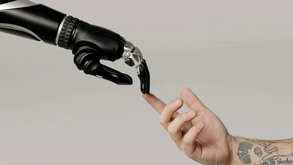 Roboterhand berührt menschliche Hand – Symbolbild für KI in der Erotikbranche