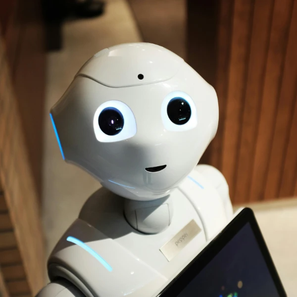 Weißer Roboter mit Display – KI mit Persönlichkeit