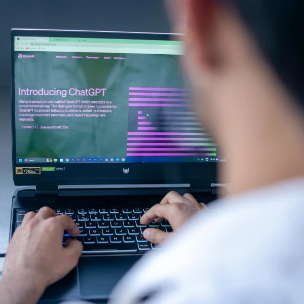 Mensch nutzt ChatGPT auf dem Laptop – KI für Content-Erstellung