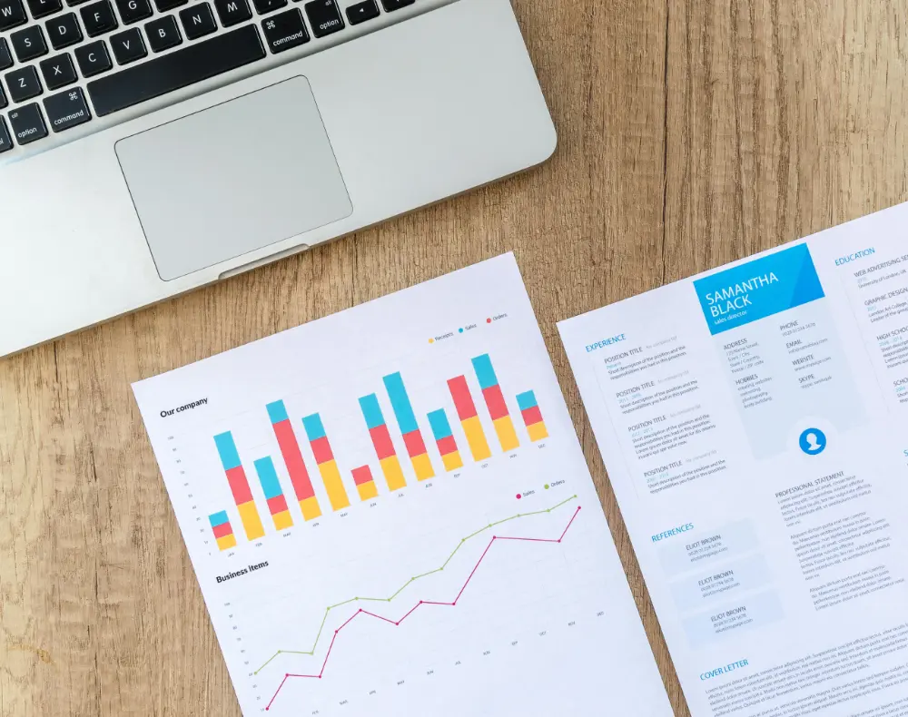 Marktanalyse für Erotikunternehmen Analyse-Diagramme und Businessplan auf Schreibtisch