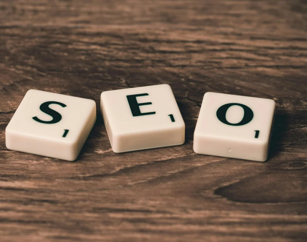 SEO-Strategien für Erotik-Unternehmen SEO Buchstaben auf Holztisch