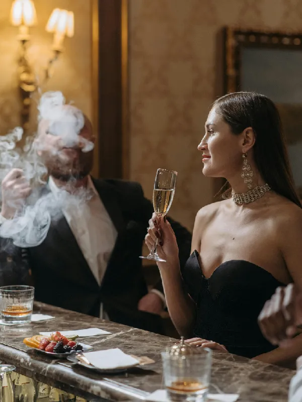 Gäste in stilvoller Bar, Symbol für Clubatmosphäre und Fehler bei der Swingerclub-Gründung in der Planung