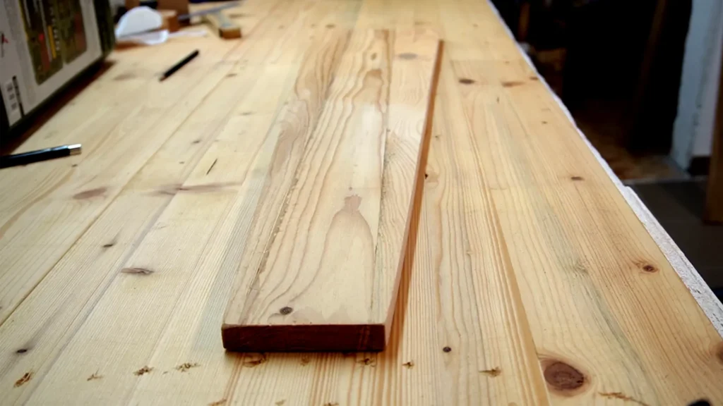 Holzplatte auf Werkbank – Headerbild zur Strafbock Bauanleitung