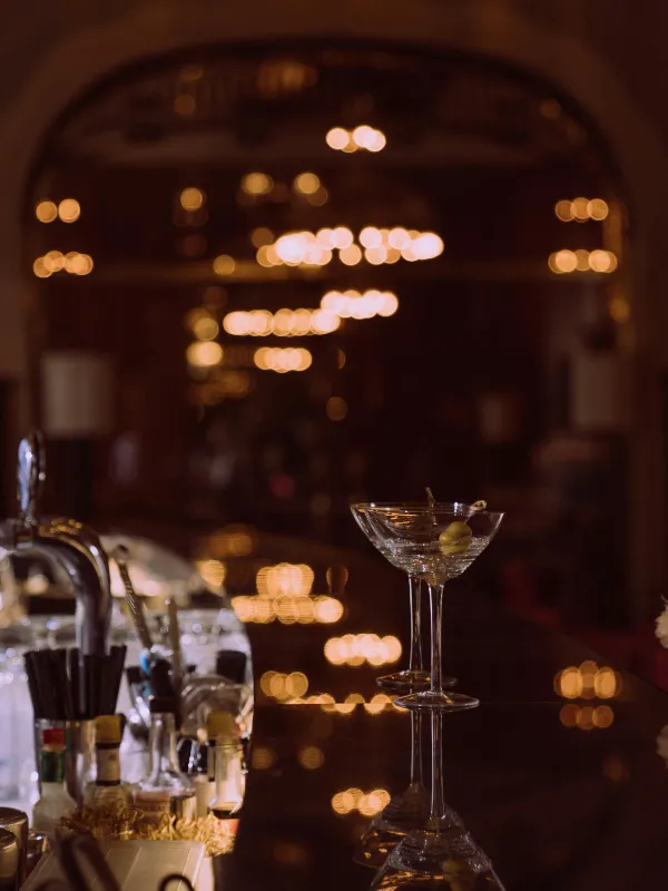 Stilvolle Bar mit Cocktailglas, Symbol für Designfehler bei der Swingerclub-Gründung