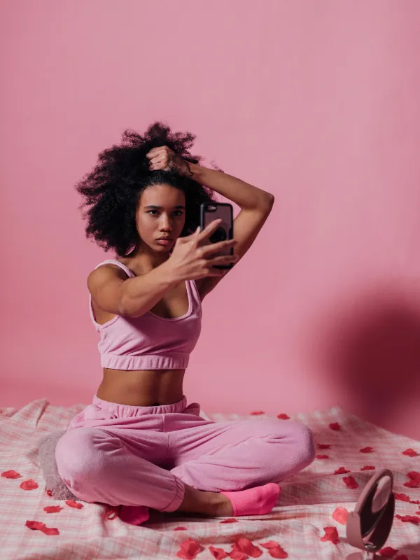 Influencerin als Beispiel für moderne Werbung in der Erotikbranche.