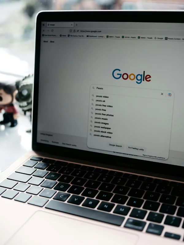 Google-Suche als Symbol für Werbung in der Erotikbranche und SEO-Sichtbarkeit.
