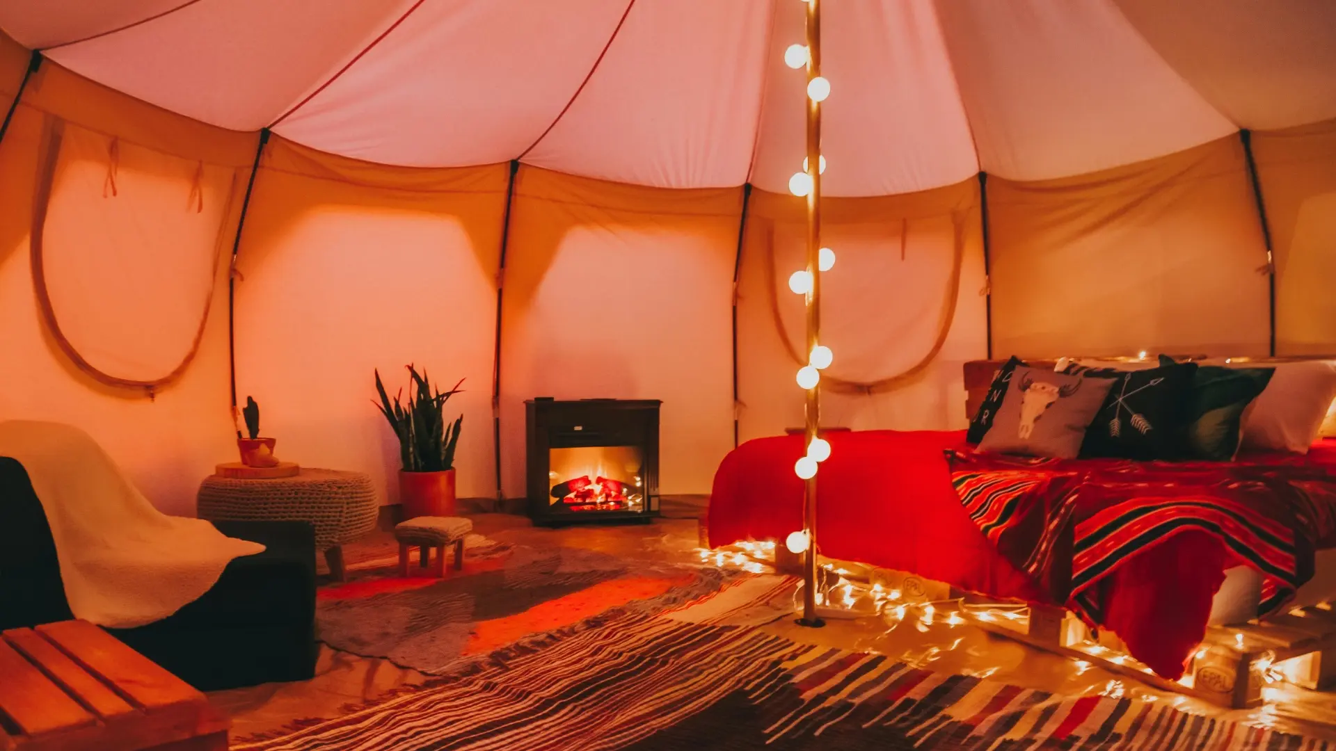 BDSM Beduinenzelt orientalisches Sitzareal Lounge Teppich Kissen