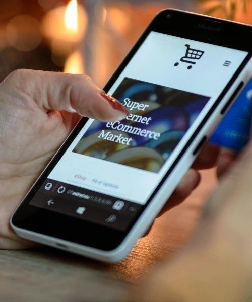 Smartphone mit Onlineshop im Zusammenhang mit Veränderungen in der Erotikbranche 2026