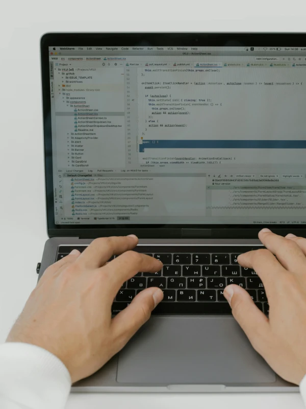 Eine Plattform für Erotik-Content gründen – technische Umsetzung einer Plattform am Laptop