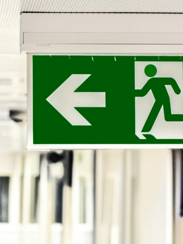 Notausgang als Teil von Sicherheit und Hygiene im Swingerclub