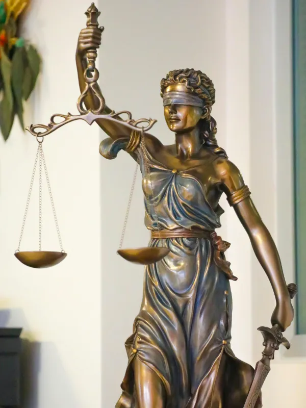 Justitia-Statue als Symbol für Gerichtsurteile zu Swingerclubs