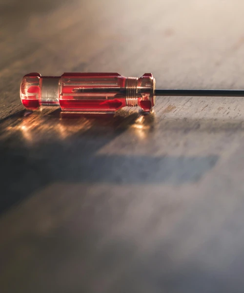 Werkzeug als Symbol für Reparaturpflicht im Rahmen der Veränderungen in der Erotikbranche 2026