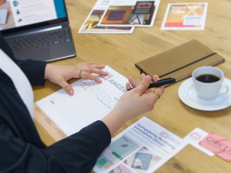 Grietje Concept Design präsentiert Branding Erotikbranche mit Angebot, Printmaterialien und Flyern auf dem Schreibtisch