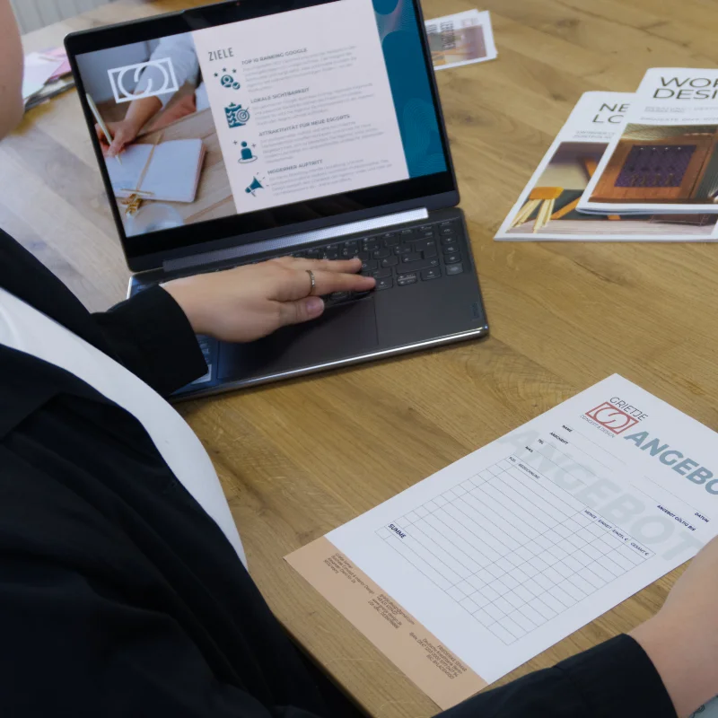 Laptop mit Ziele-Präsentation für eine Escort Agentur, davor ein Angebot von Grietje Concept & Design