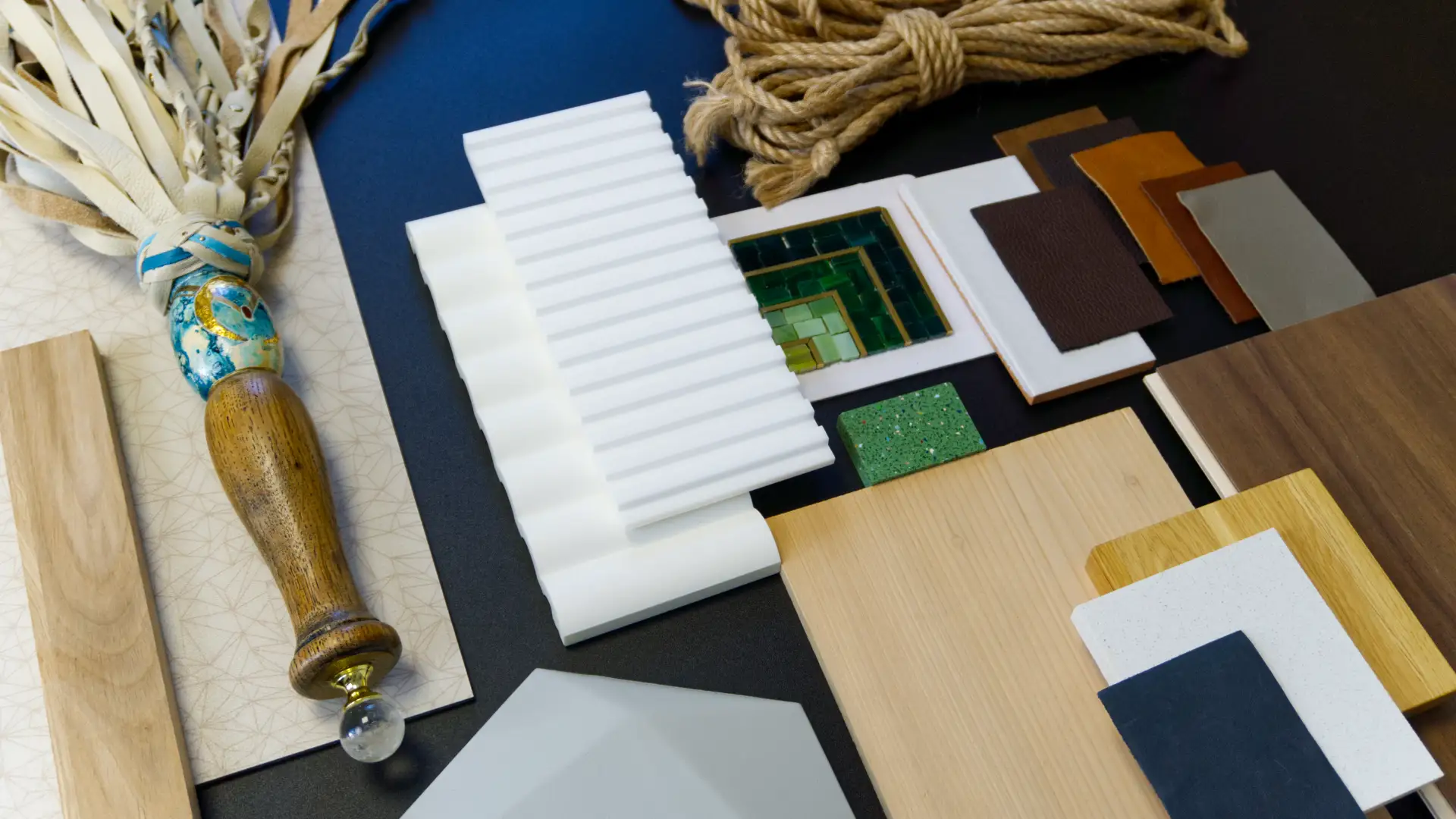 Materialproben, Seil und Designwerkzeuge für Interior Design Projekte in der Erotikbranche