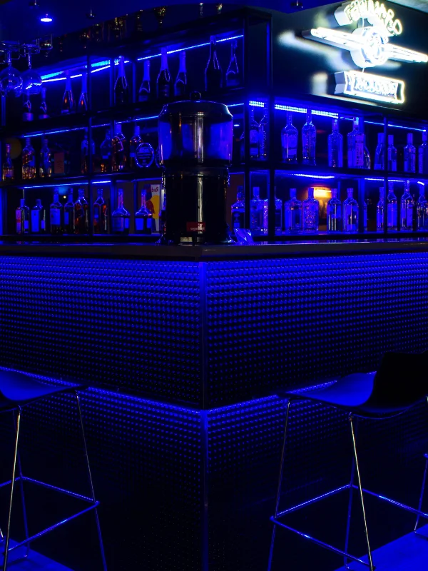 Leerer Swingerclub mit blauer Beleuchtung — No-Show-Problem ist sichtbar