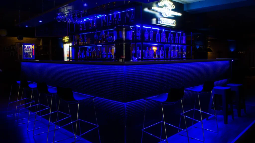 Leerer Swingerclub mit blauer Beleuchtung — No-Show-Problem sichtbar