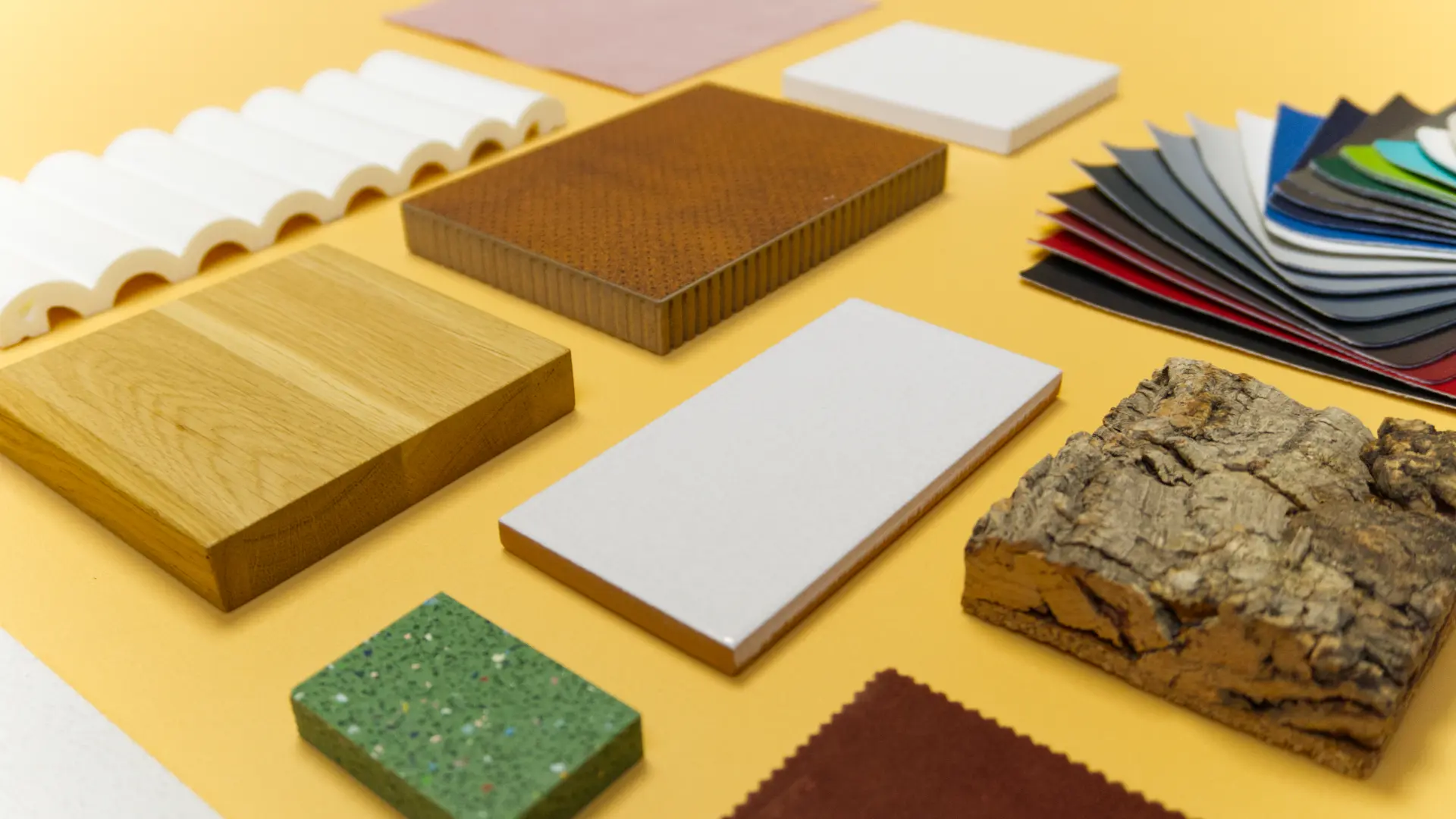 Materialien für BDSM Interior Design auf gelbem Hintergrund