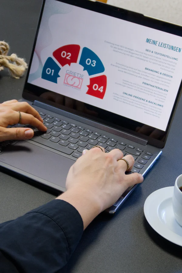 Hände an einem Laptop mit der Leistungsübersicht von Grietje Concept & Design, darunter SEO, Branding, Printmaterialien und Online-Präsenz