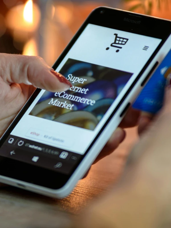 Eine E-Commerce Abbildung auf einem Smartphone