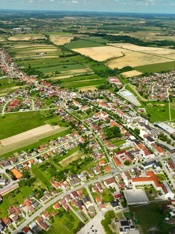 Luftbild Gemeinde mit Baugebieten – Standortwahl Baugenehmigung Swingerclub