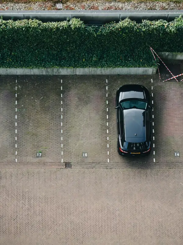 Parkplatz mit nummerierten Stellplätzen – Stellplatznachweis Baugenehmigung Swingerclub