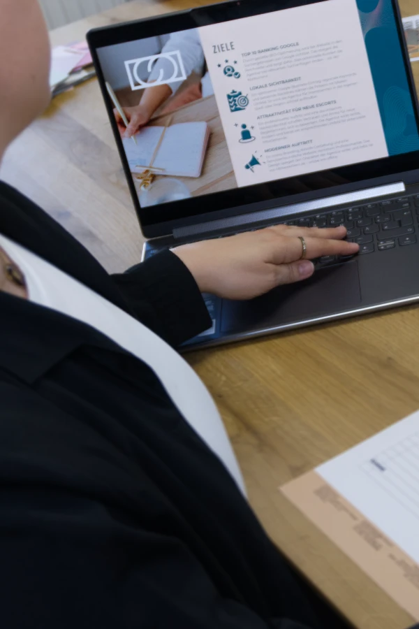 Unternehmensberatung Erotikbranche von Grietje Concept Design, Laptop zeigt Ziele-Präsentation für ein Erotikunternehmen mit Grietje-Logo
