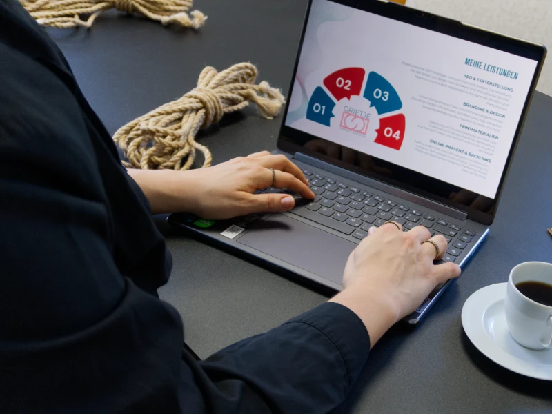 Webdesign für die Erotikbranche von Grietje Concept Design, Laptop zeigt Leistungsübersicht mit SEO, Branding und Printmaterialien, Bondage-Seil im Hintergrund