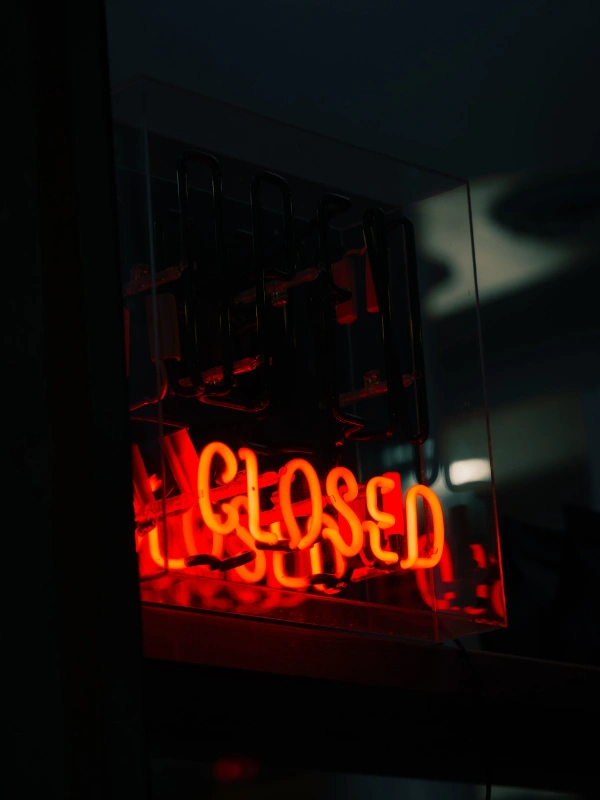 Rotes Neonschild mit Aufschrift Closed – Symbol für den Wandel vom FKK Club zum Swingerclub