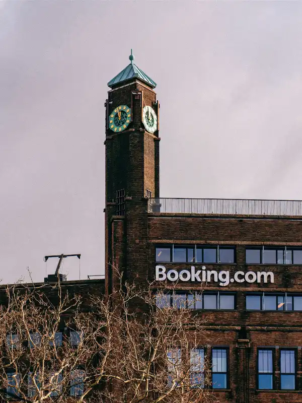 BDSM Wohnung bewerben: Bürogebäude mit Booking.com Schriftzug