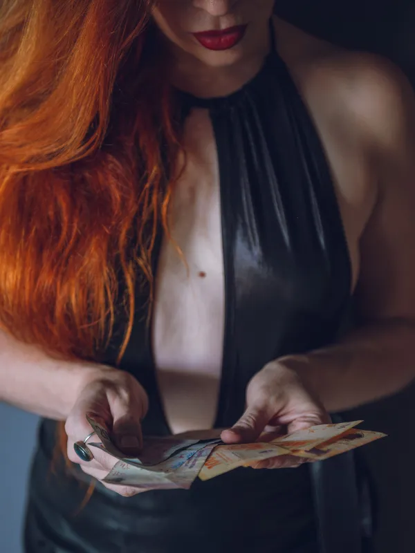 Domina zählt Bargeldeinnahmen aus ihrem Domina-Studio