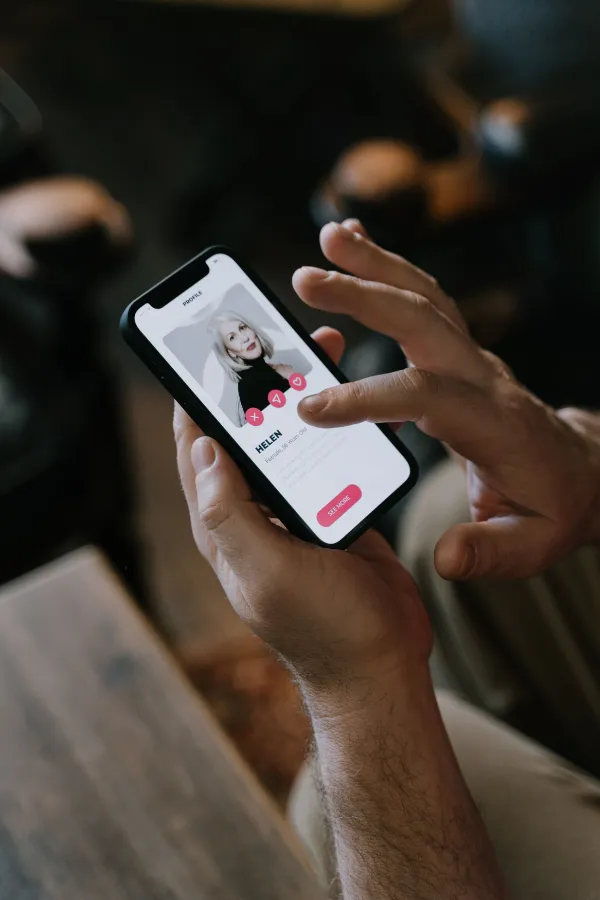 Profil auf einer Dating-Plattform am Smartphone
