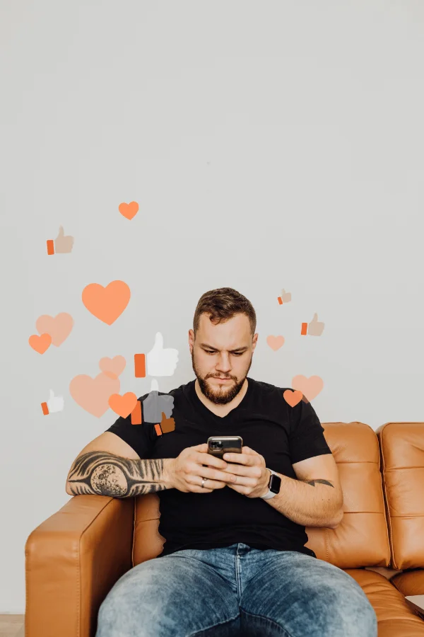 Mann am Smartphone mit Likes und Herz-Symbolen