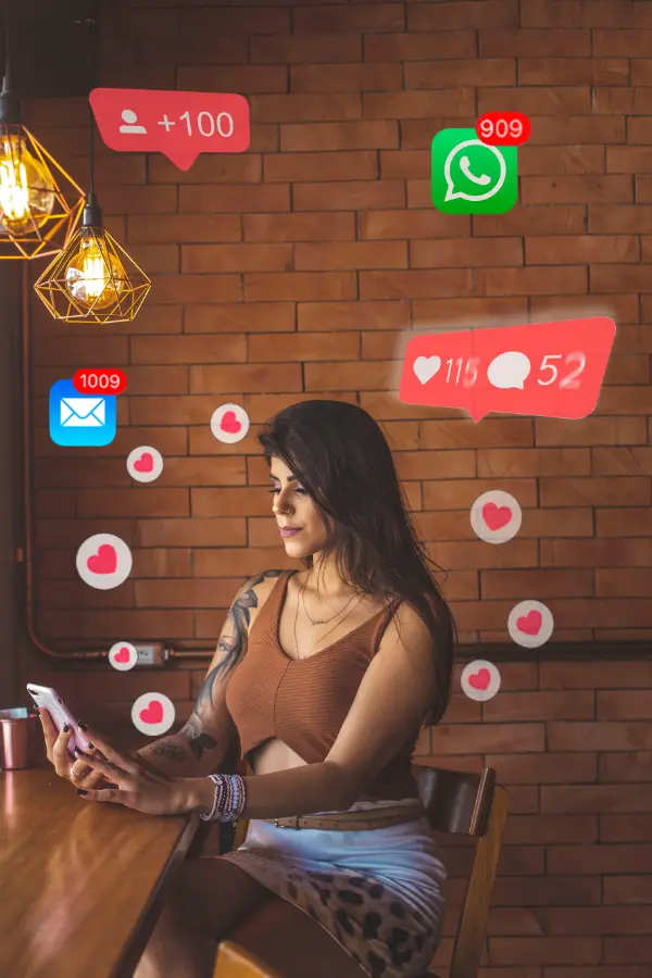 Frau mit vielen Nachrichten auf dem Smartphone
