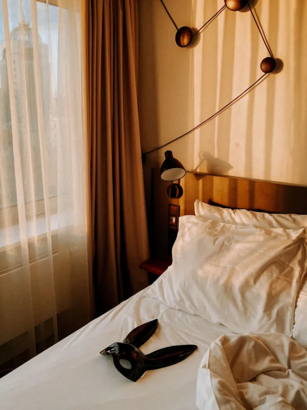 Stilvoll eingerichtetes Hotelzimmer mit dezenter Maske als Beispiel für Adult Hotel Interior Design